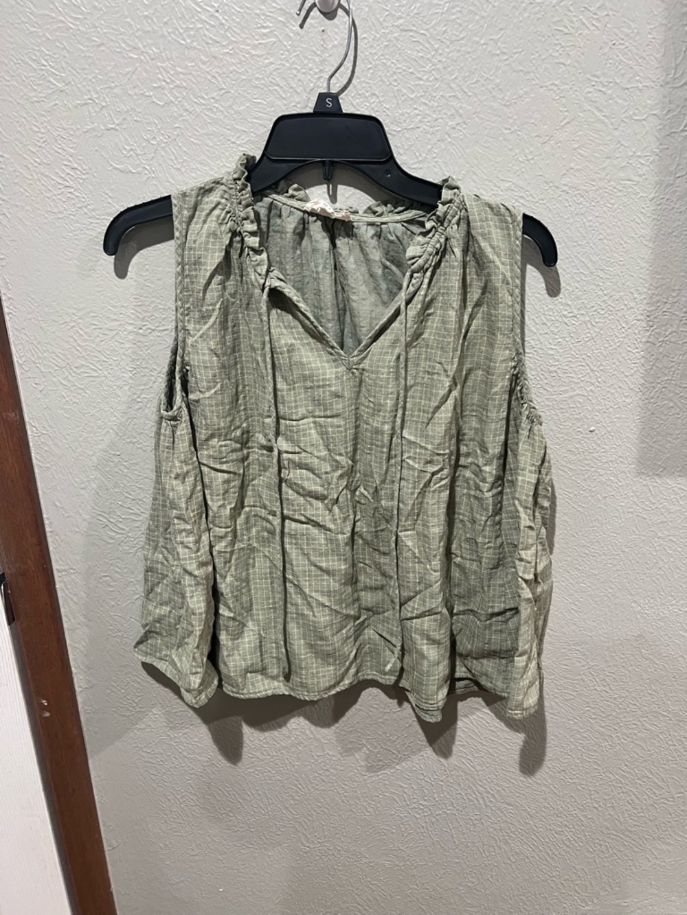 The Korner Sleeveless V-Neck Cold-Shoulder Blouse in Sage Green Size S EUC
